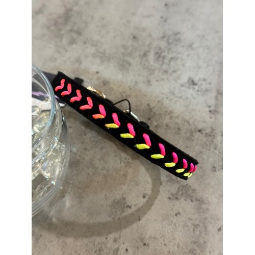 Ошейник для собак прошит разноцветной косичкой, черный