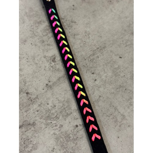 Ошейник для собак прошит разноцветной косичкой, черный