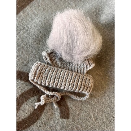 Шапка для собак ручної в\'язки з підворотом, з натуральним сірим бубоном, сіра