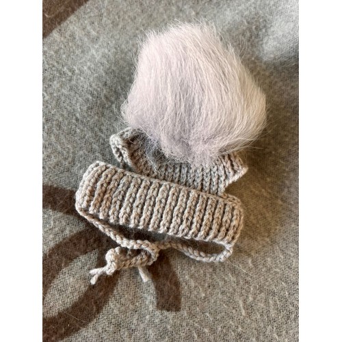 Шапка для собак ручной вязки с подворотом, с натуральным серым бубоном, серая