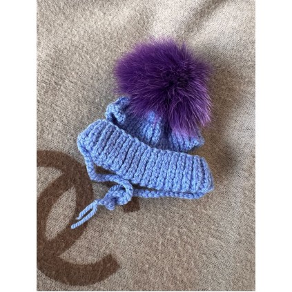 Шапка для собак ручной вязки с подворотом, с фиолетовым натуральным меховым бубоном, синяя