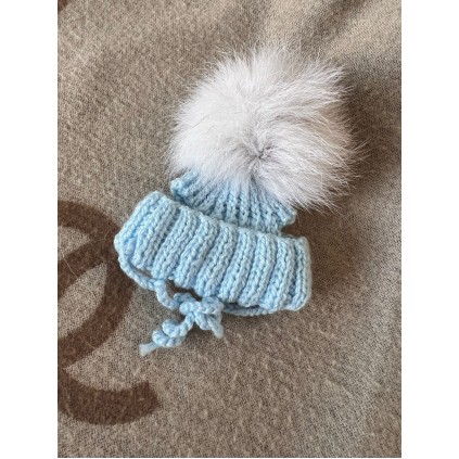 Шапка для собак ручной вязки с подворотом, с серым натуральным меховым бубоном, голубая