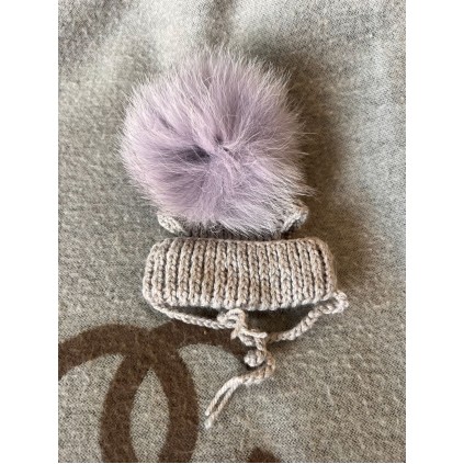 Шапка для собак ручної в\'язки з підворотом, з натуральним фіолетовим бубоном, сіра