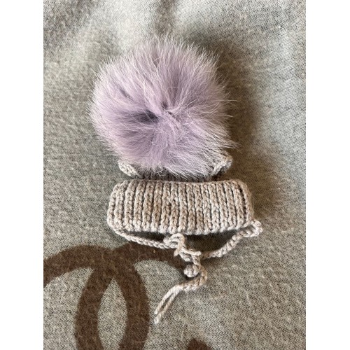 Шапка для собак ручной вязки с подворотом, с натуральным фиолетовым бубоном, серая