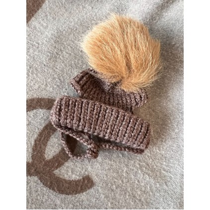 Шапка для собак ручной вязки с подворотом, с натуральным коричневым бубоном, коричневая