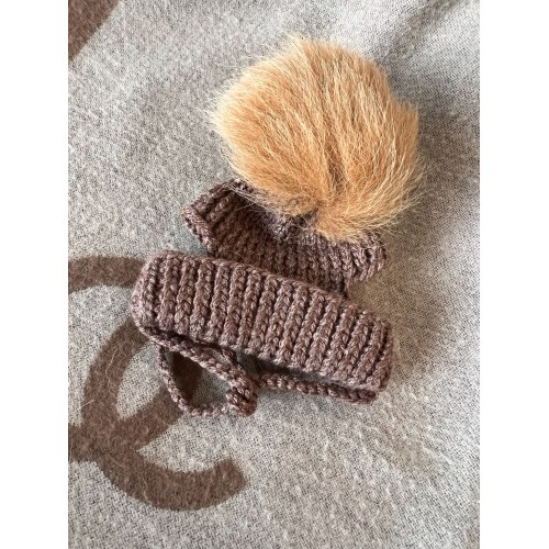 Шапка для собак ручной вязки с подворотом, с натуральным коричневым бубоном, коричневая
