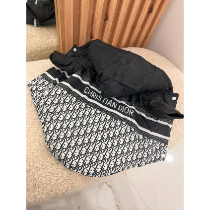 Брендова курточка для собак Christian Dior c брендовим написом на спинці, з капюшоном, чорна