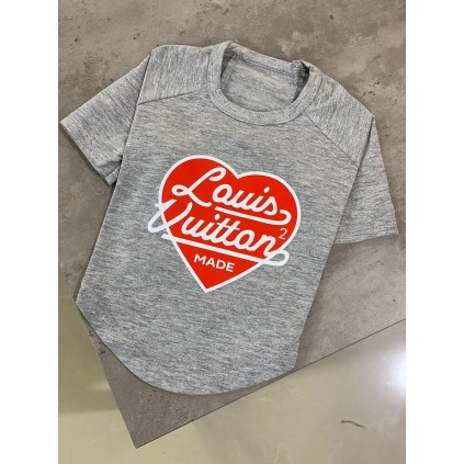Брендовая футболка для собак LOUIS VUITTON с красным сердцем, серая