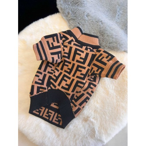 Брендовый свитер для собак FENDI c черными полосами по краям и черными буквами логотипа, коричневый