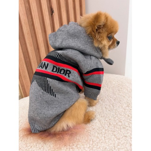 Брендовая вязанная кофта для собак Christian Dior со звездой на спинке,  с капюшоном на завязках , серая