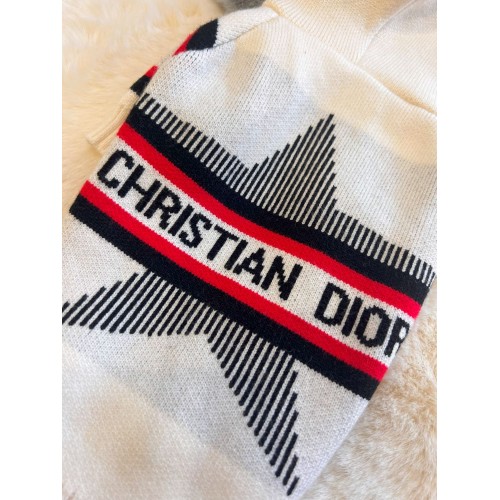 Брендовая вязанная кофта для собак Christian Dior со звездой на спинке,  с капюшоном на завязках , белая