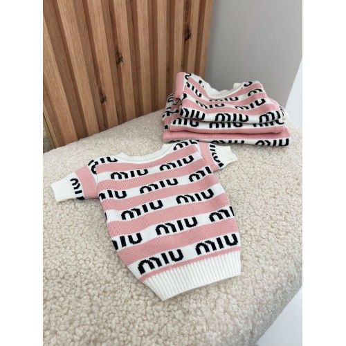 Брендовая кофта для собак MIUMIU на пуговицах с белыми горизонтальными полосами и логотипом, розовая