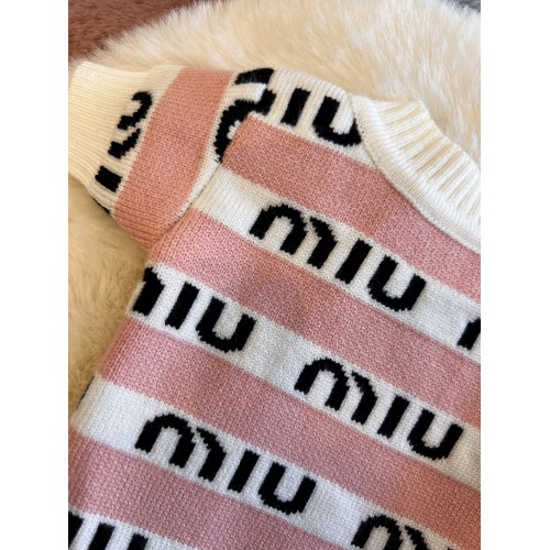 Брендовая кофта для собак MIUMIU на пуговицах с белыми горизонтальными полосами и логотипом, розовая