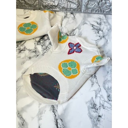 Брендовый свитер для собак LV с цветными значками на спинке, белый