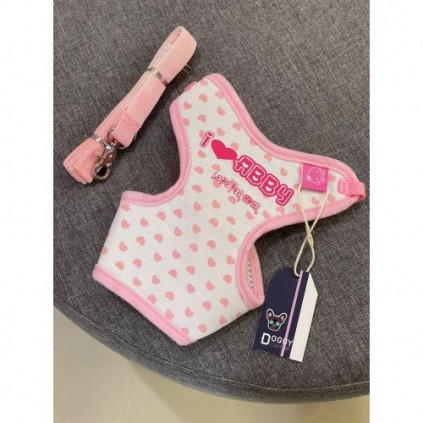 Шлея для собак ABBY ABBY тканинна під грудку з нейлоновим повідцем, рисунок з сердечками, рожева