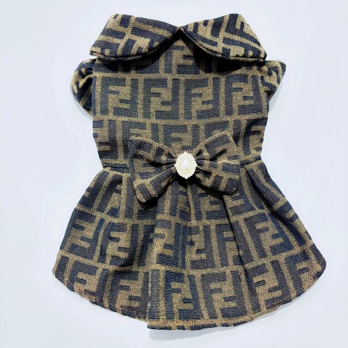 Брендовое летнее платье для собак FENDI с бантом и круглым воротником, коричневое Брендовое летнее платье для собак FENDI с бантом и круглым воротником, коричневое