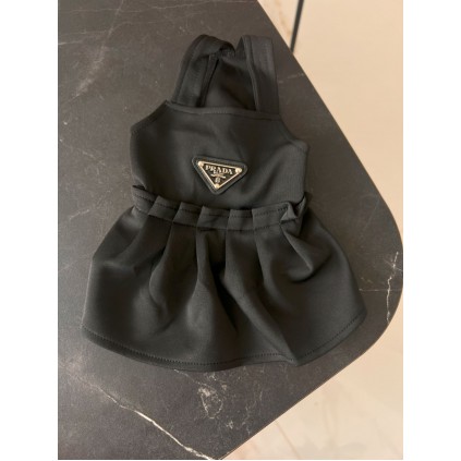 Брендовое летнее платье для собак PRADA на брительках, с не подшитыми краями, черное