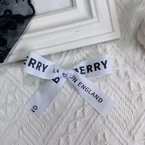 Шпилька-бант Burberry для собак | Білий брендовий бантик із логотипом | Стильний аксесуар для грумінгу та фотосесій