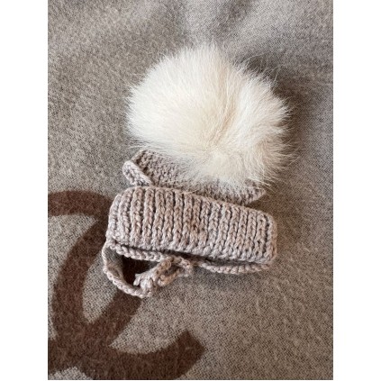 Шапка для собак ручной вязки с подворотом, с натуральным белым бубоном, серая