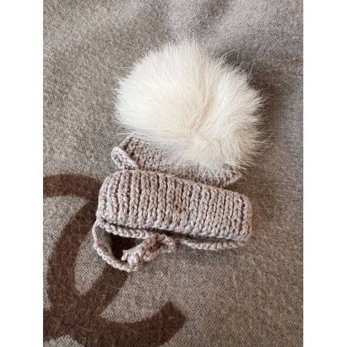 Шапка для собак ручной вязки с подворотом, с натуральным белым бубоном, серая