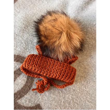 Шапка для собак ручной вязки с подворотом, с натуральным коричневым бубоном, коричневая