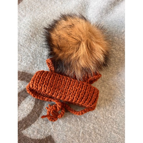 Шапка для собак ручной вязки с подворотом, с натуральным коричневым бубоном, коричневая