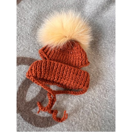 Шапка для собак ручной вязки с подворотом, с натуральным кремовым бубоном, коричневая