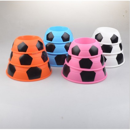 Миска пластикова для собак Multibrand "Футбольний м\'яч" різнокольорова 10*16*5,5см