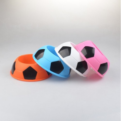 Миска пластиковая для собак Multibrand "Футбольный мяч" разноцветная 10*16*5,5см