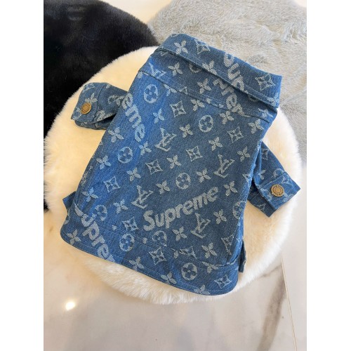 Брендовая джинсовая курточка для собак Louis Vuitton Supreme с белыми логотипами, голубой
