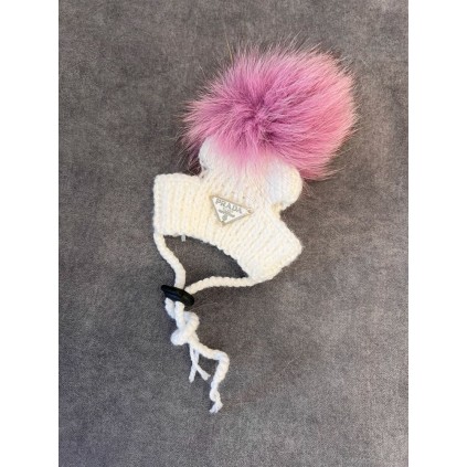 Брендовая шапка для собак ручной вязки PRADA без подворота, с натуральным фиолетовым бубоном, белая