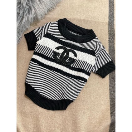 Брендовый свитер для собак CHANEL  в полоску и логотипом на спинке, черный