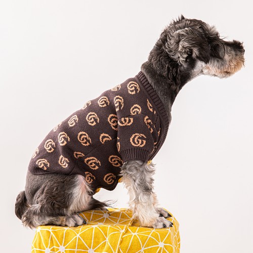 Брендовая кофта для собак GUCCI на пуговицах с бежевыми буквами GG,  коричневая
