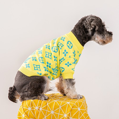 Брендовый свитер для собак Louis Vuitton с голубыми логотипами бренда, желтый