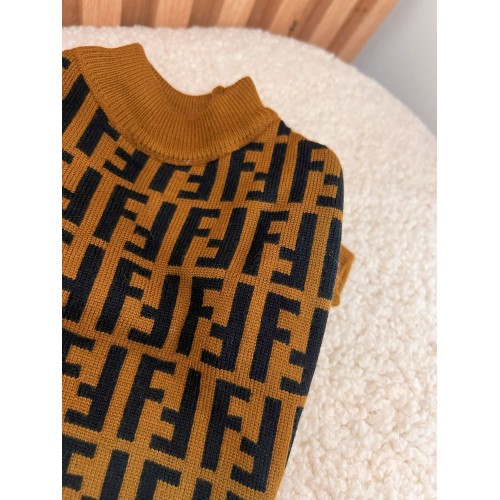 Брендовый свитер для собак FENDI с мелкими черными буками F, коричневый