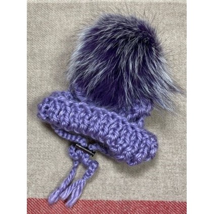 Шапка для собак ручной вязки с подворотом, с фиолетовым натуральным бубоном, фиолетовая