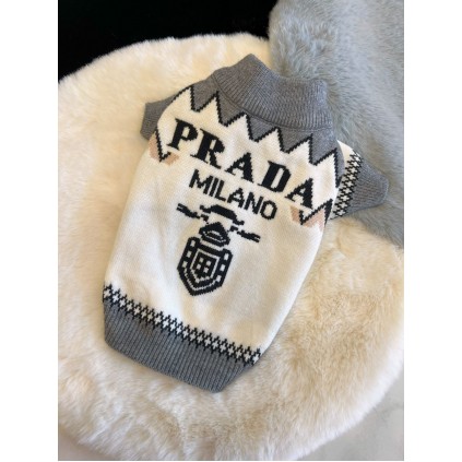 Брендовый свитер для собак PRADA с логотипом на спинке, серые края с зигзагами, белый