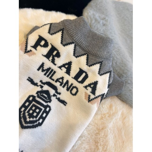 Брендовый свитер для собак PRADA с логотипом на спинке, серые края с зигзагами, белый