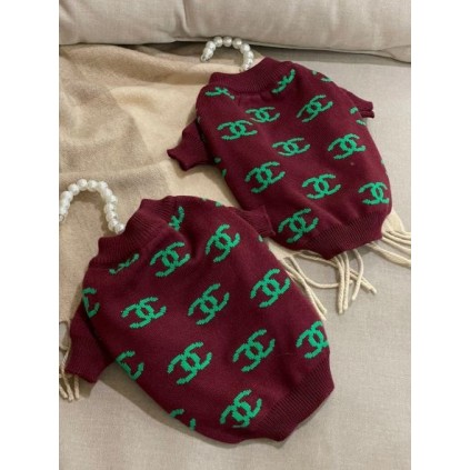 Брендовий свитер для собак CHANEL с зелеными значками, бордовый