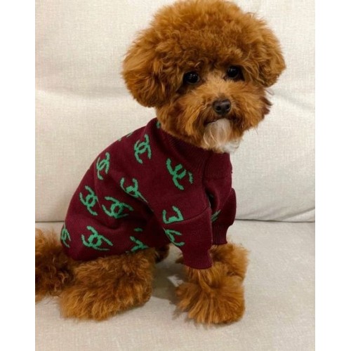 Брендовий светр для собак CHANEL із зеленими значками, бордовий