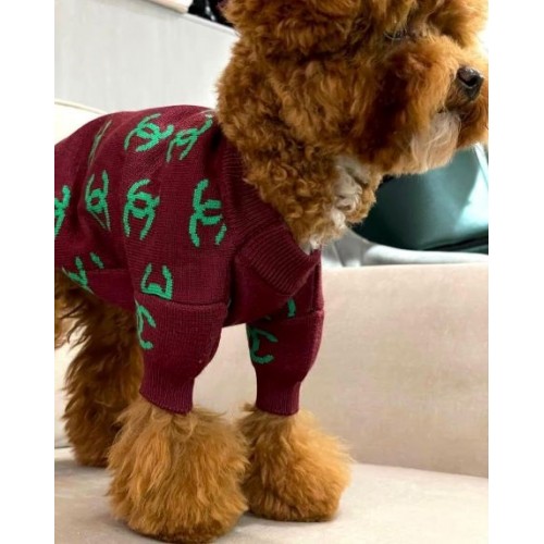 Брендовий свитер для собак CHANEL с зелеными значками, бордовый
