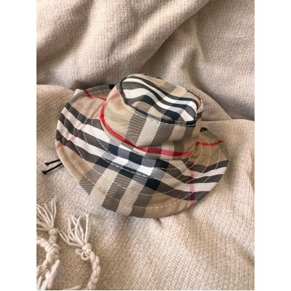 Брендовая панамка для собак и кошек Burberry на резинке с затяжкой вокруг головы, бежевая