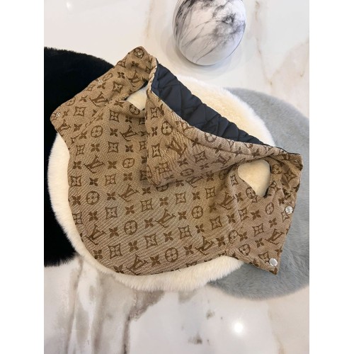 Брендовая зимняя жилетка для собак LOUIS VUITTON джинсовая со светлыми значками, с капюшоном, на кнопках, бежевая