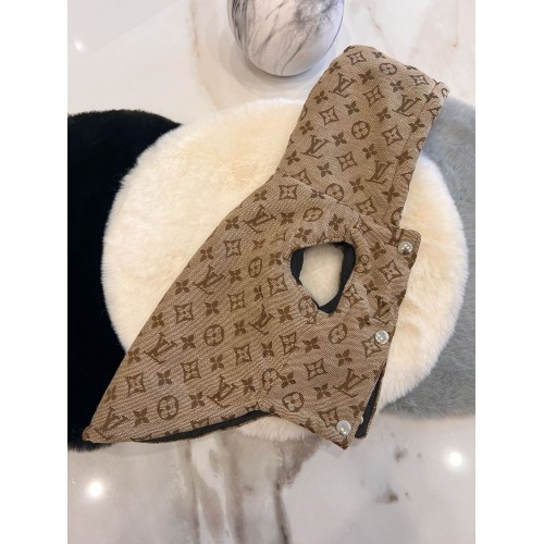 Брендовая зимняя жилетка для собак LOUIS VUITTON джинсовая со светлыми значками, с капюшоном, на кнопках, бежевая