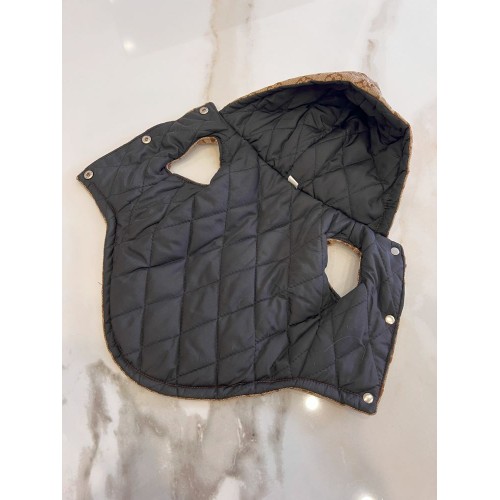 Брендовая зимняя жилетка для собак LOUIS VUITTON джинсовая со светлыми значками, с капюшоном, на кнопках, бежевая