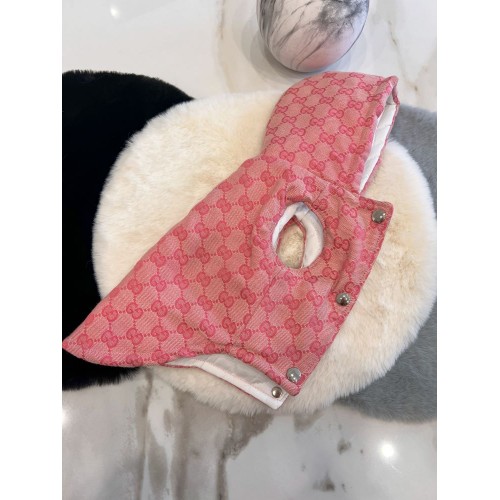 Брендовая зимняя жилетка для собак GUCCI джинсовая со значками, с капюшоном, на кнопках, розовая