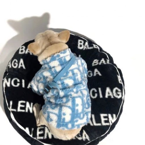 Брендовая шуба для собак DIOR Барашек без капюшона, шелковый подклад, голубая