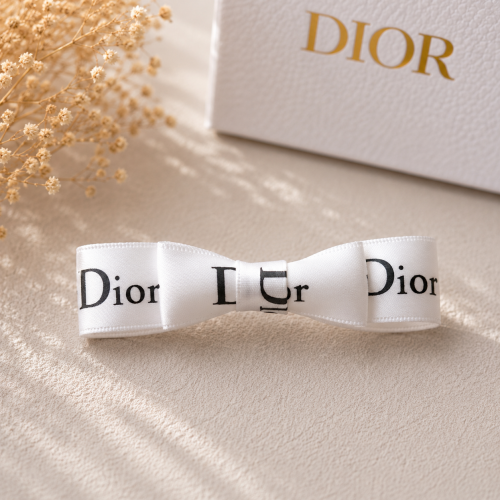 Белая заколка-бант Dior для собак | Стильный аксессуар для груминга и фотосессий | Украшение для длинной шерсти