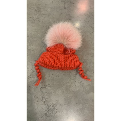 Шапка для собак ручной вязки с подворотом, с розовым натуральным меховым бубоном, оранжевая