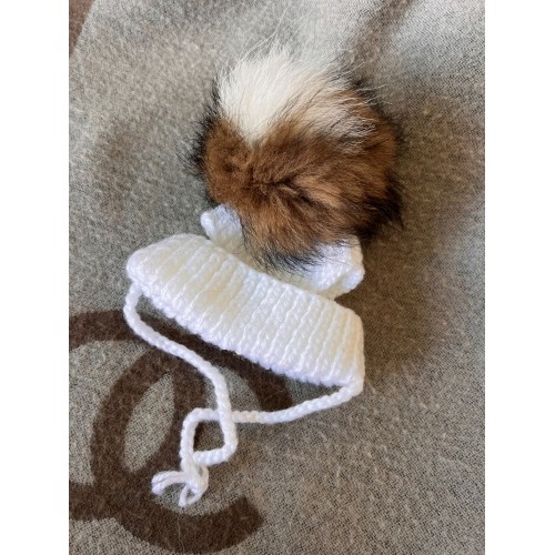 Шапка для собак ручной вязки с подворотом, с бело-коричневым натуральным меховым бубоном, белая
